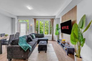 Chic Open-Concept 5 Beds Home by Airport and Highways - 7