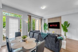 Chic Open-Concept 5 Beds Home by Airport and Highways - 6