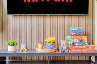 Chic Open-Concept 5 Beds Home by Airport and Highways - 2