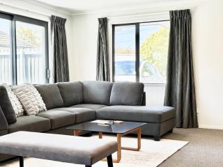 6 min to Airport Burnside Full house with big yard - 7