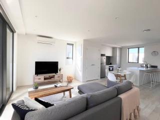 CBD Bright Warm Home Free Parking in quiet complex - 6