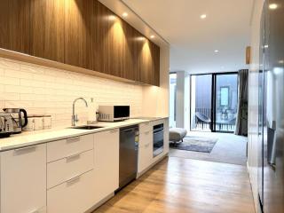 Lux Achi-Design Townhouse park view in Latimer Sq - 2