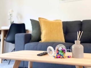 Stylish one bedroom entire apartment Speedy WiFi - 6