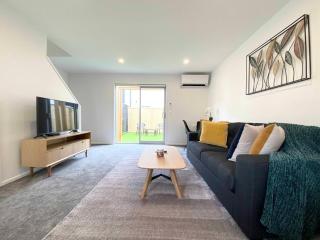 Stylish one bedroom entire apartment Speedy WiFi - 9