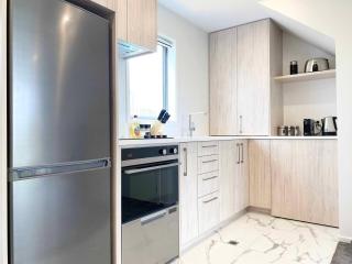 Stylish one bedroom entire apartment Speedy WiFi - 8