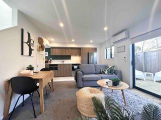 Awesome new townhouse with KING Bed on Armagh - 9