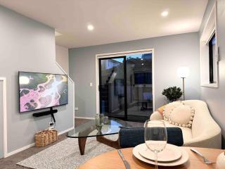 Little Cutie on Worcester Quiet Stylish - 6