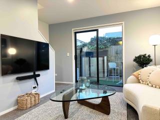 Little Cutie on Worcester Quiet Stylish - 3