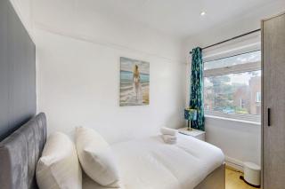 Modern 2 Bed - 5Min to Bus Stop & 25Min to Tram - 7