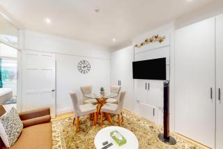 Modern 2 Bed - 5Min to Bus Stop & 25Min to Tram - 5