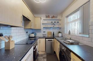 Modern 2 Bed - 5Min to Bus Stop & 25Min to Tram - 9