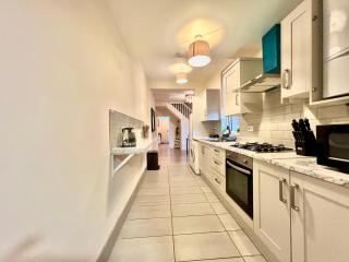 Spacious, Cosy & Modern Family Stay, 2 Bedroom, WiFi, Parking, Garden - 1