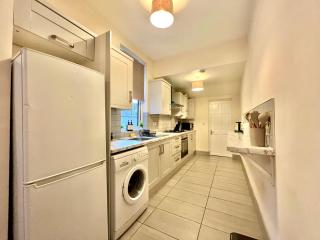 Cosy & Modern Family Stay 2 Bedroom, WiFi, Parking, Garden - Spon End - 2