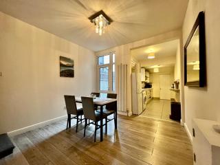 Perfect for Work Trips & Families, Spacious 2BR, WiFi, Free Parking, Sleeps 5 - 2