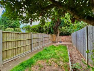 Perfect for Work Trips & Families, Spacious 2BR, WiFi, Free Parking, Sleeps 5 - 8