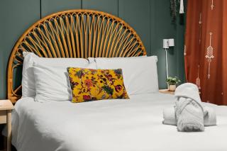 The Blue Bungalow - Peaceful, Porch, Hot Tub, Downtown - 1