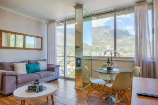 Table Mountain views Two Bed Apartment - Cape Town - 0