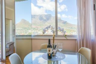 Table Mountain views Two Bed Apartment - Cape Town - 4