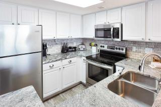Parrot-ise by StayMareni - Oceanfront Suite - Myrtle Beach - 9