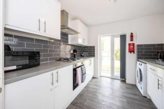 Bright and Modern 2 Bed Home w Garden in Liverpool - 8