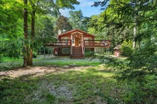 3 Min to Lake I Private Community Beach I EV Charger on site I Sauna I Hot Tub - Blakeslee - 0