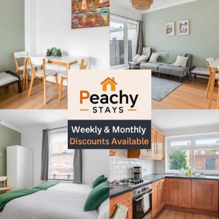 4-Bed House for Contractors, Groups, Families, WiFi, Parking, SmartTV, Sleeps 9, Short Distance From Warrington Town - 0
