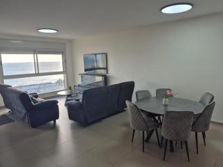 Apartment overlooking the sea - 1