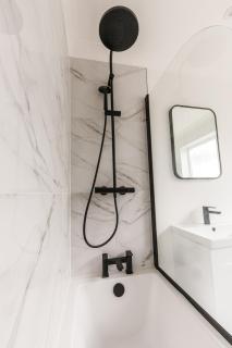3BR Modern Stay - Wi-Fi & Parking - 1