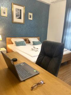 Affordable Top floor 2BR nightlife location in Center and yet Quite Sleep - Praga - 0