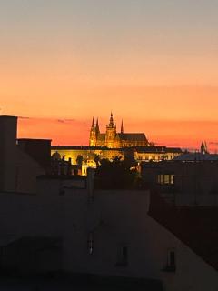 Affordable Top floor 2BR nightlife location in Center and yet Quite Sleep - Praga - 9