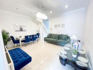 Bright 3-Bedroom Ilford Home with Garden and Free Parking in East London near Stratford - Barking - 0