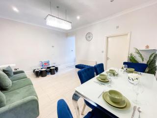 Bright 3-Bedroom Ilford Home with Garden and Free Parking in East London near Stratford - Barking - 8