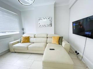 Bright 3-Bedroom Ilford Home with Garden and Free Parking in East London near Stratford - Barking - 7