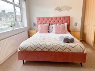 Bright 3-Bedroom Ilford Home with Garden and Free Parking in East London near Stratford - Barking - 3