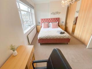 Bright 3-Bedroom Ilford Home with Garden and Free Parking in East London near Stratford - Barking - 4
