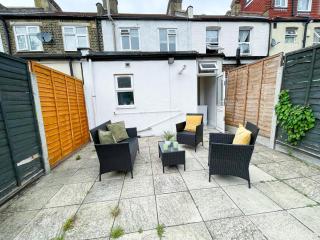 Bright 3-Bedroom Ilford Home with Garden and Free Parking in East London near Stratford - 5