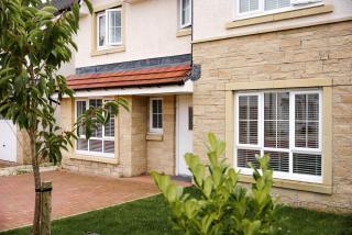 Detached 5 Bedroom Home In Glasgow with Driveway - 8