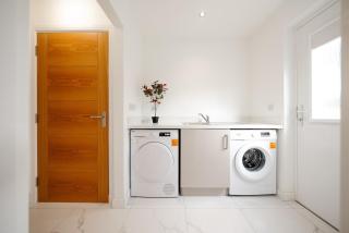 Detached 5 Bedroom Home In Glasgow with Driveway - 6