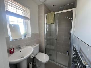 Detached 5 Bedroom Home In Glasgow with Driveway - 4