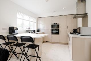 Detached 5 Bedroom Home In Glasgow with Driveway - 3