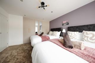Detached 5 Bedroom Home In Glasgow with Driveway - 1