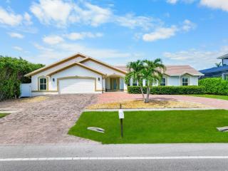 Pet-friendly waterfront home steps to beach/pool - Marco Island - 0