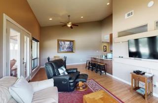 Lakefront Gem: Private Dock Access and Expansive Hill Country Views - 6