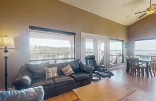 Lakefront Gem: Private Dock Access and Expansive Hill Country Views - 4