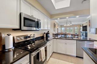 Paradise Island - 2BR/2BA Condo with Epic Views of Lake and Pool - 2