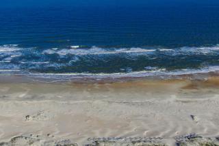 Spacious 2BR Resort Condo Beach, Hot Tubs & Family-Friendly Fun - 4