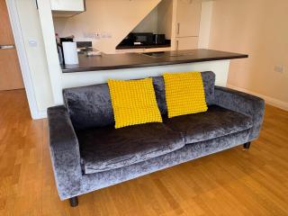 2 bed luxury apartment with balcony Canary Wharf London - 4