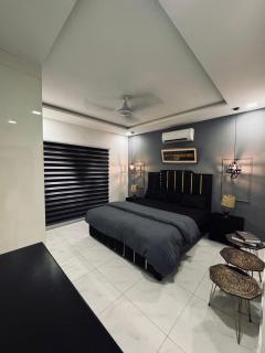 Artistic & Elegant 1BHK With Pool , Cinema and Gym - Lahore - 9