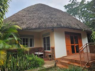 Brownstone Country Home - Lira - 9