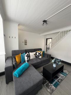 Serenity Home Stays Near Watford Junction - 2